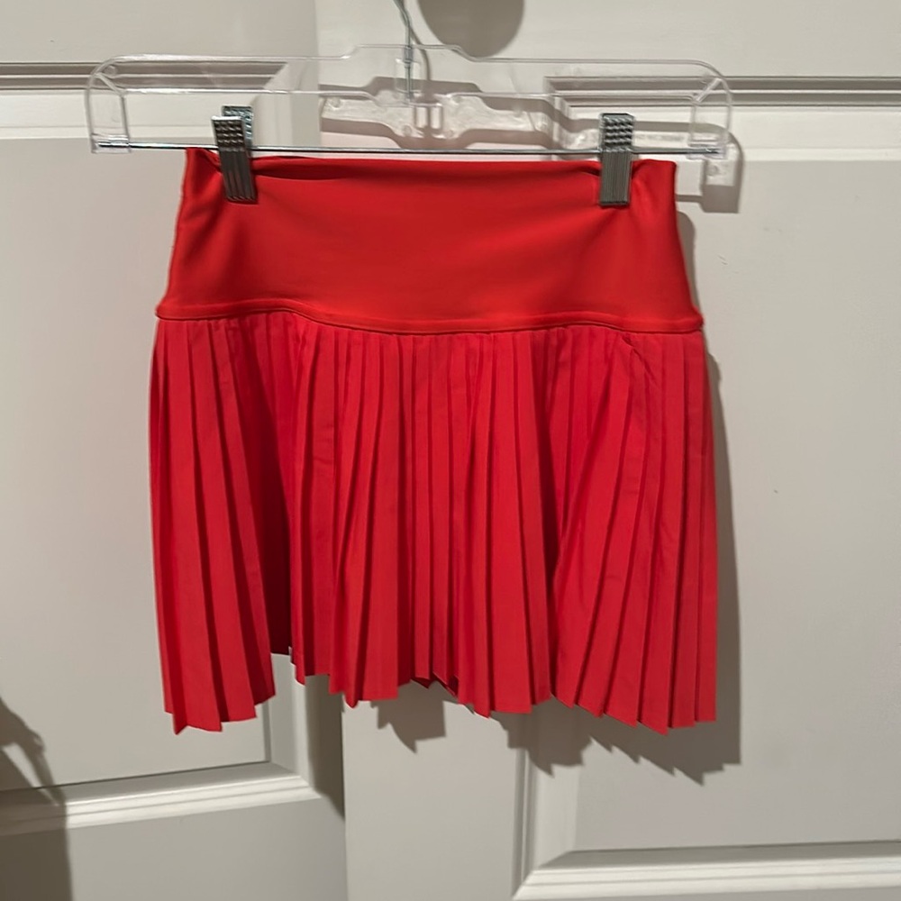 Size xs alo yoga tennis skirt. Shorts connected underneath with pocket.